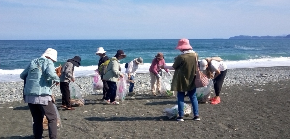 御幸の浜で清掃活動を行いました。