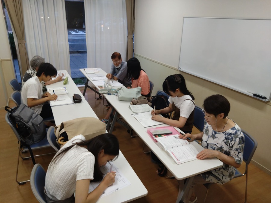 毎週水曜日、学生たちに英語を教えています！